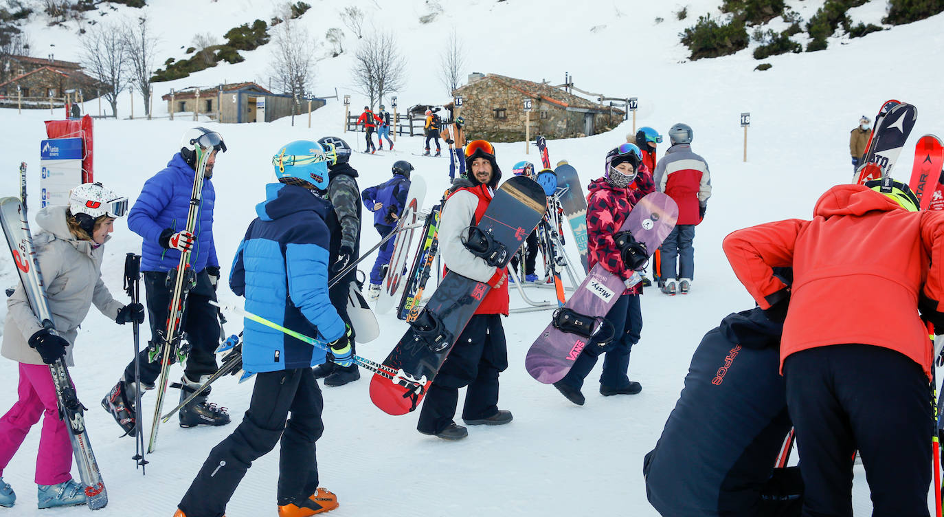 El temporal ha dado una tregua al Principado y los aficionados al esquí han querido aprovecharlo. Numerosos usuarios se han acercado este domingo a Fuentes de Invierno 