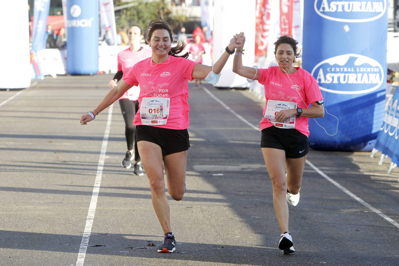 3.500 corredoras han participado este domingo en la Carrera de la Mujer celebrada en las calles de Gijón 