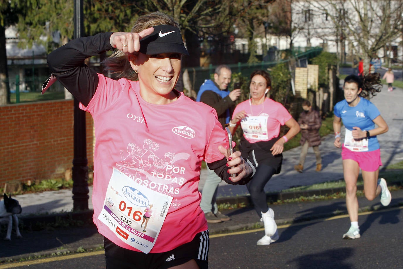 3.500 corredoras han participado este domingo en la Carrera de la Mujer celebrada en las calles de Gijón 