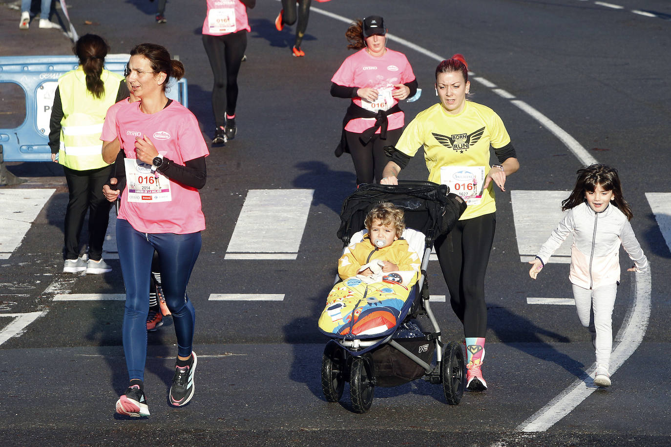 3.500 corredoras han participado este domingo en la Carrera de la Mujer celebrada en las calles de Gijón 