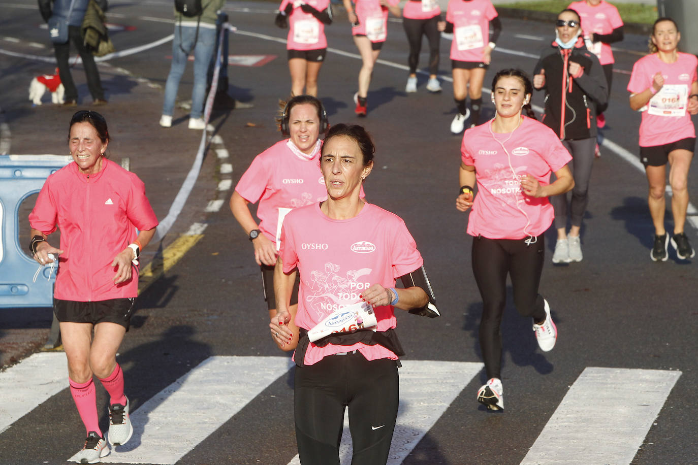 3.500 corredoras han participado este domingo en la Carrera de la Mujer celebrada en las calles de Gijón 