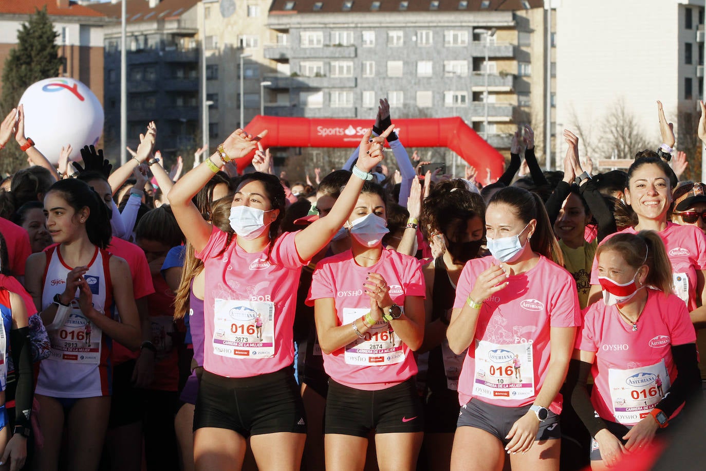 3.500 corredoras han participado este domingo en la Carrera de la Mujer celebrada en las calles de Gijón 