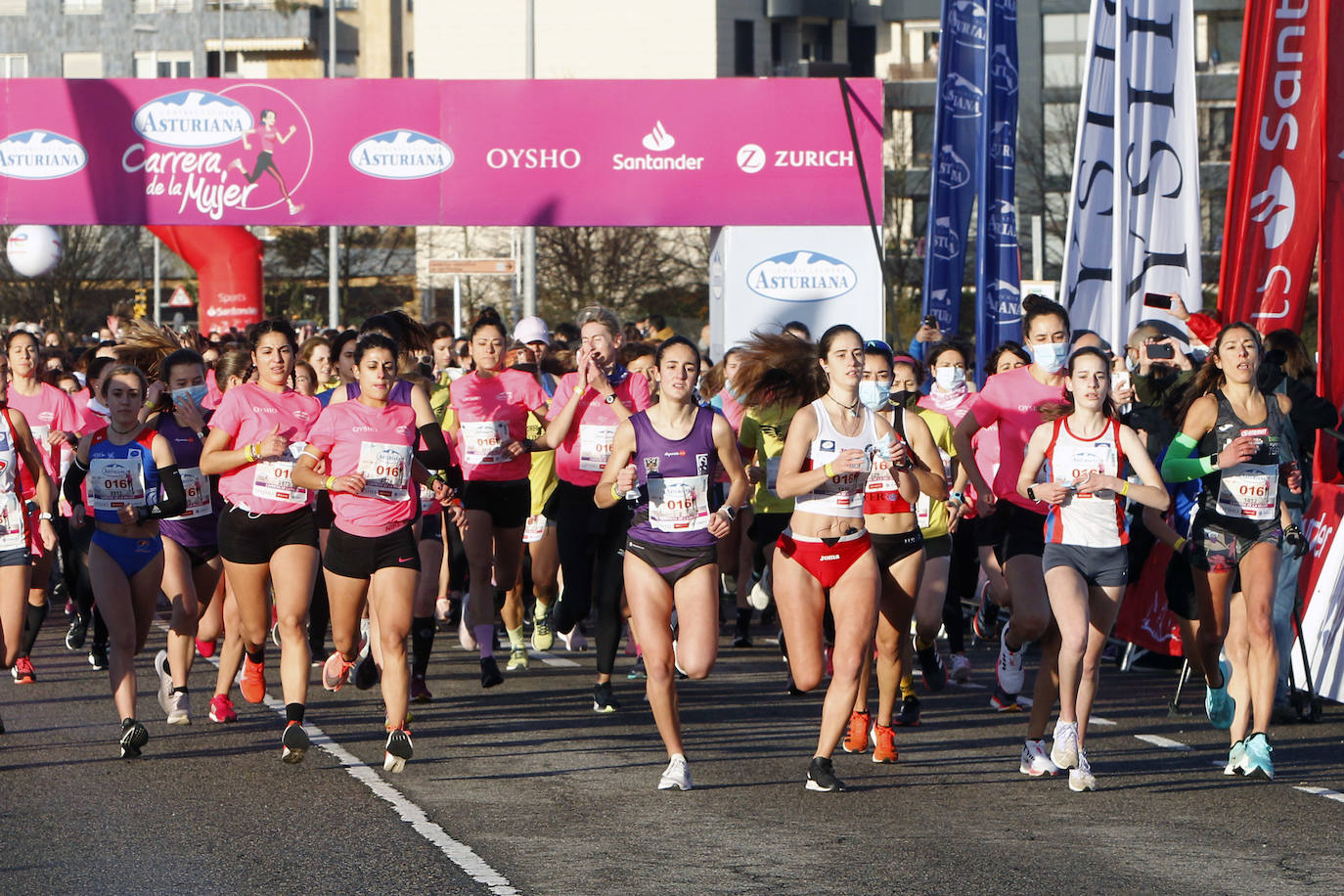 3.500 corredoras han participado este domingo en la Carrera de la Mujer celebrada en las calles de Gijón 