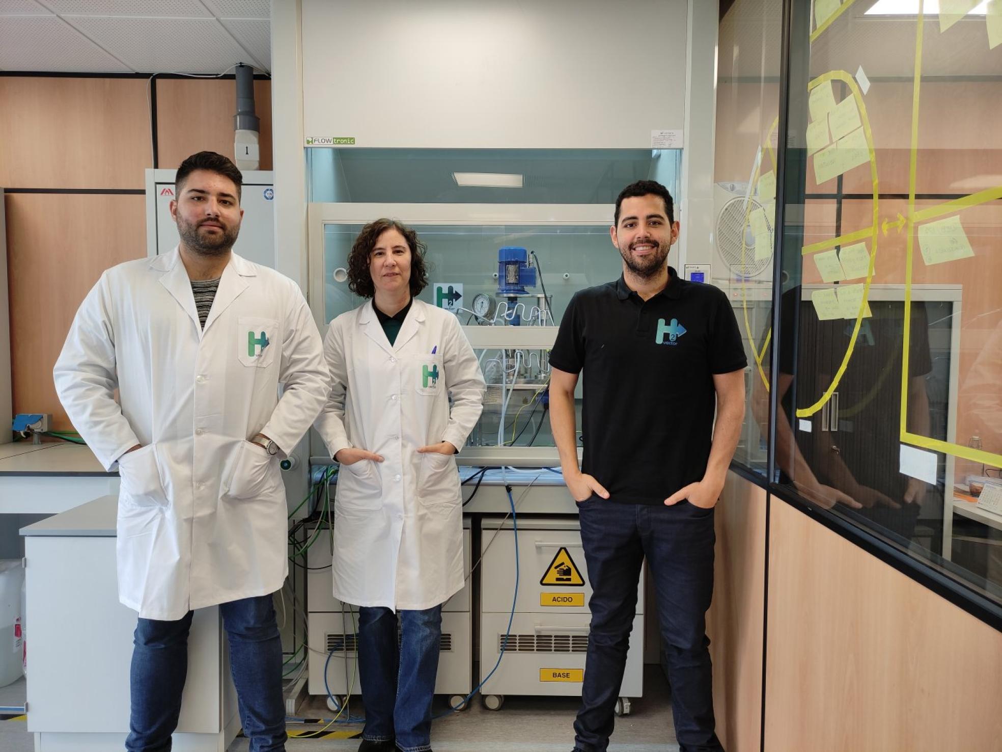 t Por la izquierda, Mario Prieto, Laura Guardia y Miguelangel Ocando. 