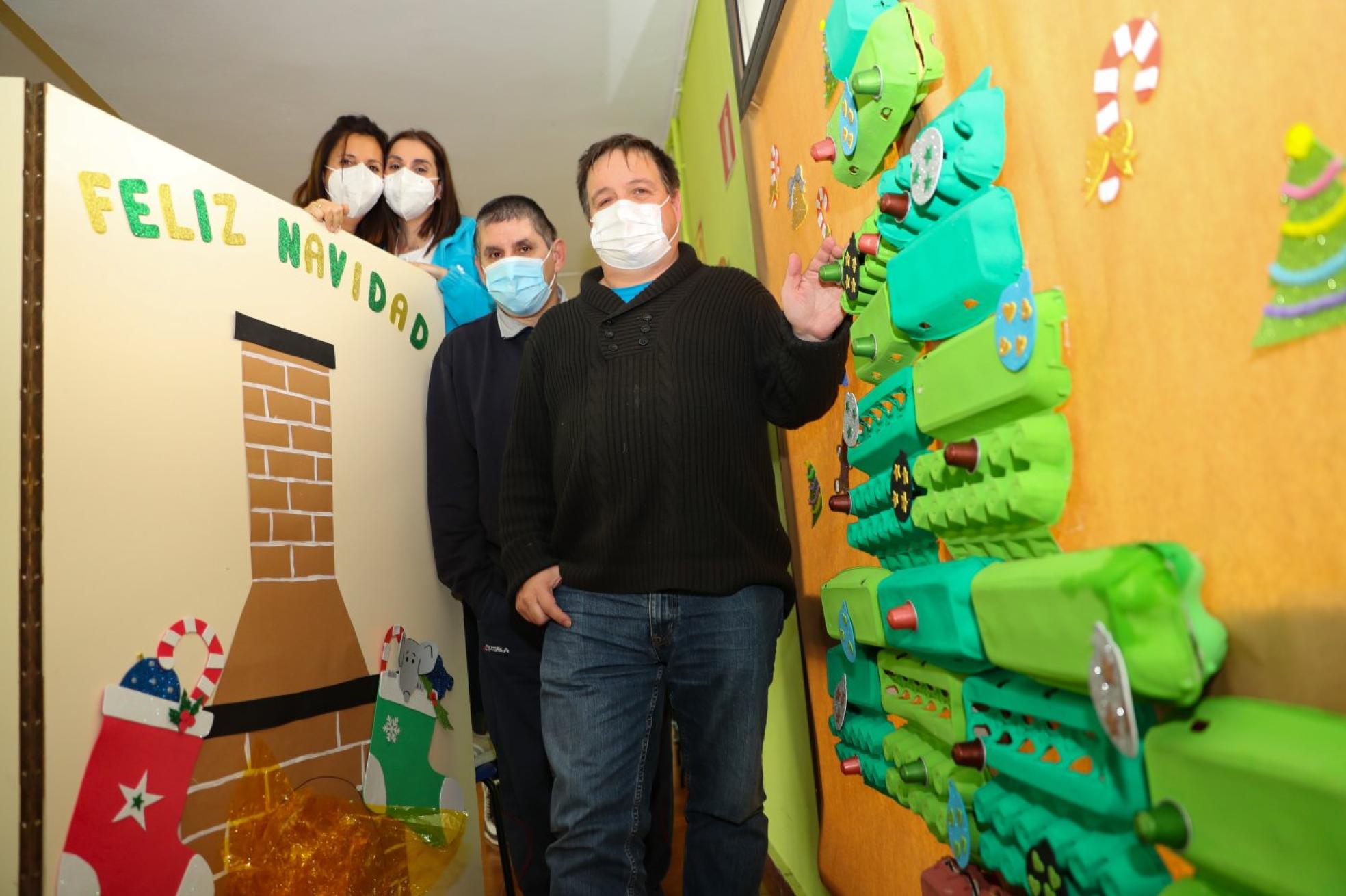 Rebeca Blanco, María López, Julio Herrera y Marco Antonio Barriuso posan ante algunos de los trabajos que han realizado los residentes. 