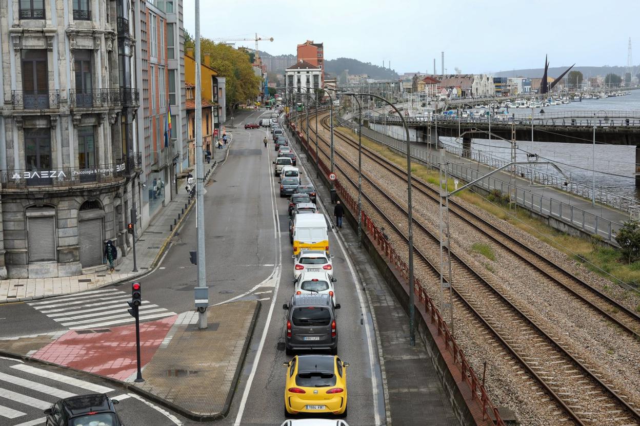 Acceso rodado al centro de Avilés por la calle de El Muelle. 