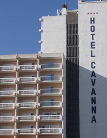 Imagen secundaria 2 - Mientras el hotel Cavanna resiste gracias a su cercanía al Mediterráneo, en zonas como Los Urrutias abundan las casas en venta o cerradas a cal y canto. Los carteles de 'se vende' deprecian los inmuebles, muchos ya antiguos, y atraen a los trabajadores inmigrantes del campo. En la otra imagen, pescadores del Mar Menor. 