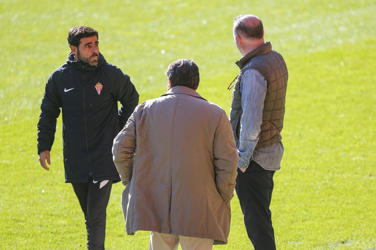 David Gallego y Javi Rico, en El Molinón, durante un entrenamiento en presencia del presidente rojiblanco Javier Fernández. 