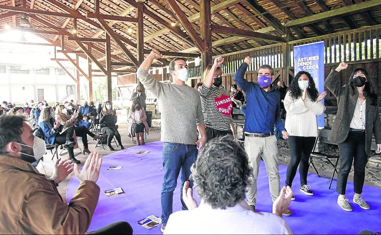 Ripa y otros miembros de su candidatura, ayer, en Tendayu del Pueblo de Asturias. 