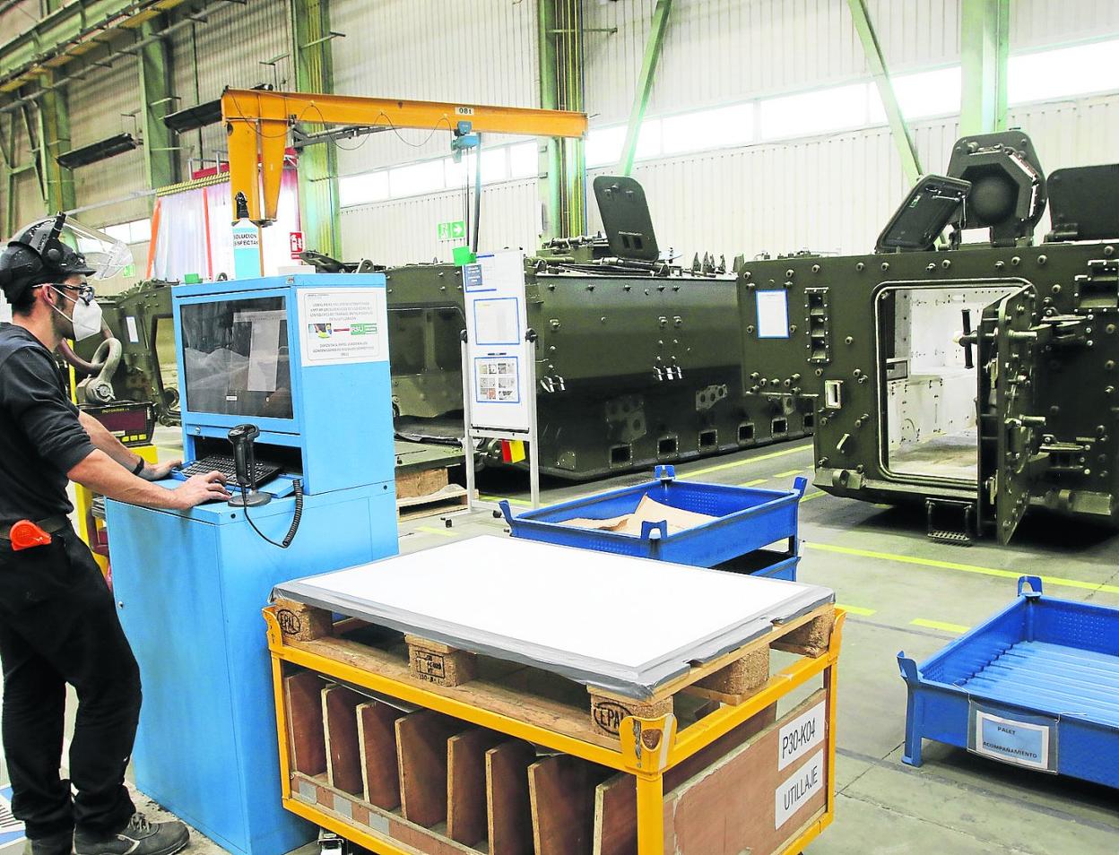 Un trabajador de Santa Bárbara Sistemas realiza sus labores en la línea de blindados de una de las naves de la fábrica de armas de Trubia. 