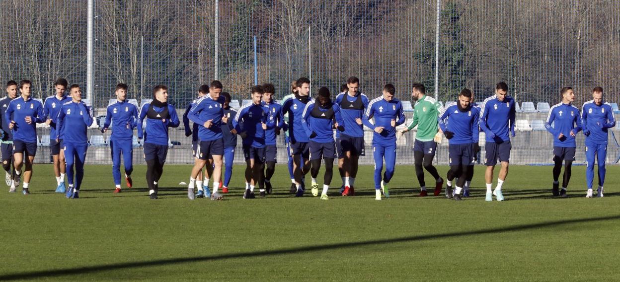 Calentamiento de la plantilla azul, al comienzo de la sesión de ayer, la primera tras la derrota en Pucela.