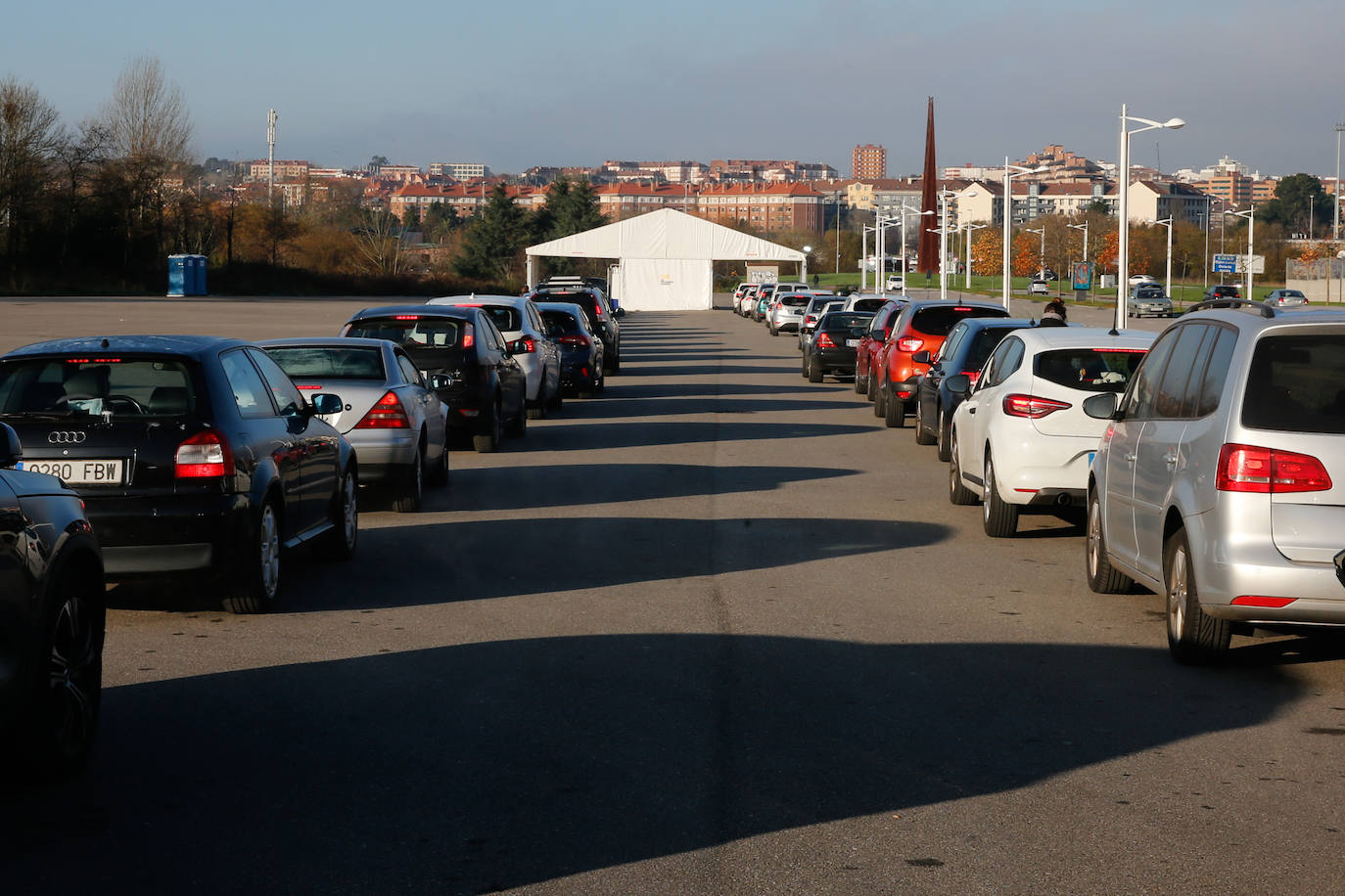 Doble hilera de coches este miércoles en le autocovid de Marina Civil.