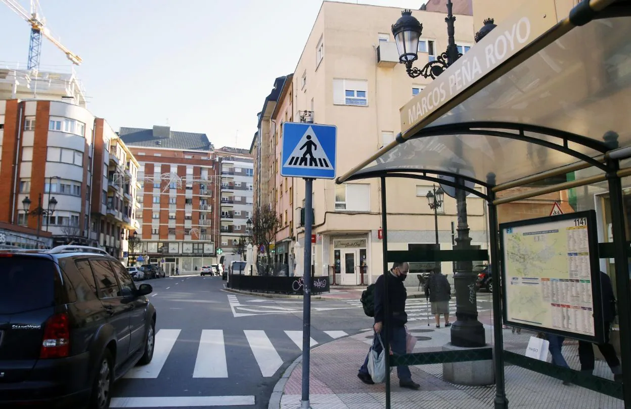 La parada de autobús de Marcos Peña Royo que pasó a llamarse Lola Mateos hace cinco años. 