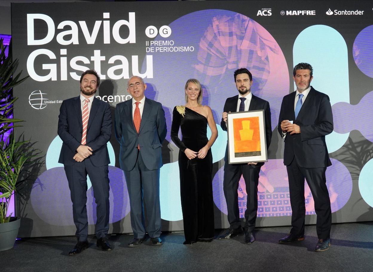 Jorge Bustos, presidente del jurado; Francisco Rosell, director de 'El Mundo'; la viuda de Gistau, el premiado y Julián Quirós, director de 'Abc'. 