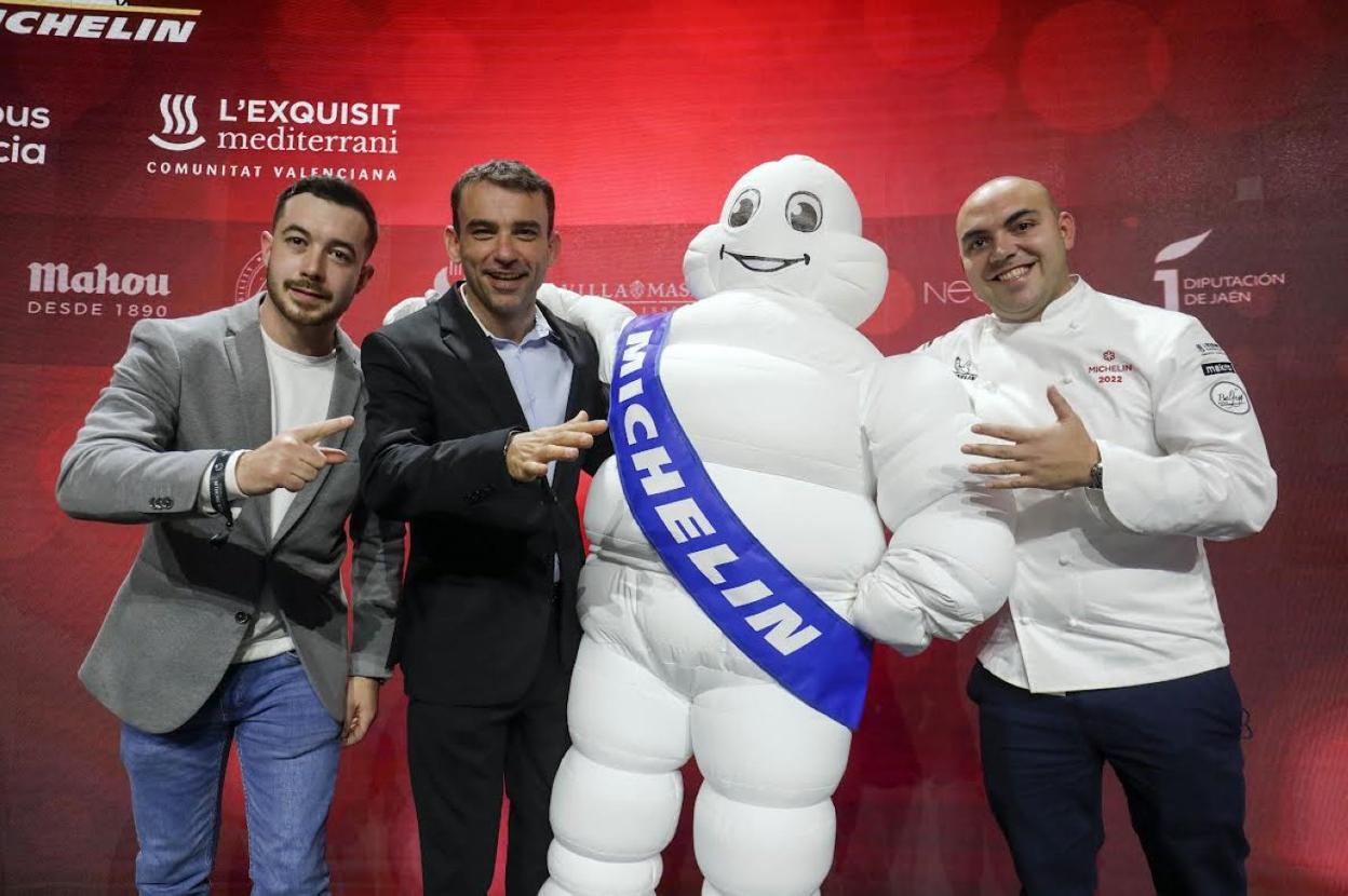 José Miranda, Marcos Granda e Israel Moreno, con el muñeco de la guía Michelin, en Valencia. 