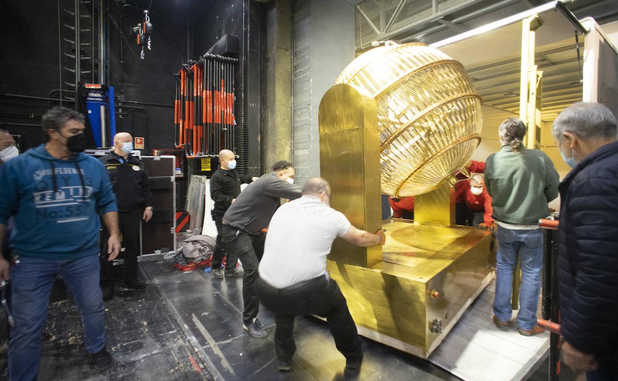 Los operarios descargan uno de los bombos para instalarlo en el Teatro Real de Madrid. 