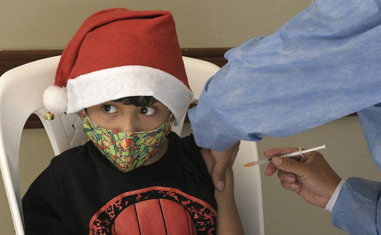 Un niño recibe la vacuna contra el coronavirus 