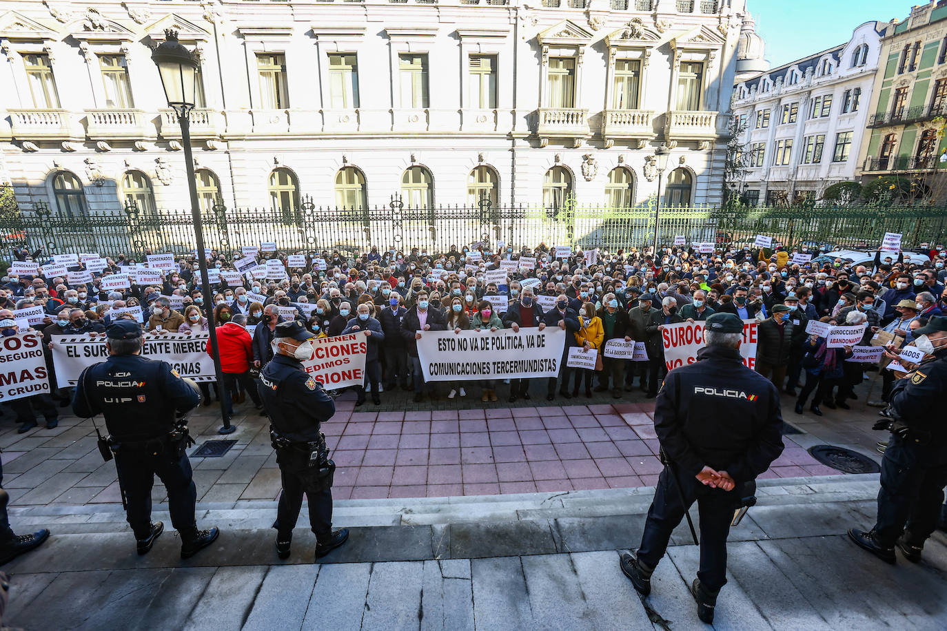 Unos 1.200 vecinos se congregaron en la Plaza de España de Oviedo para reclamar una mejora de las conexiones por carretera para sus concejos.