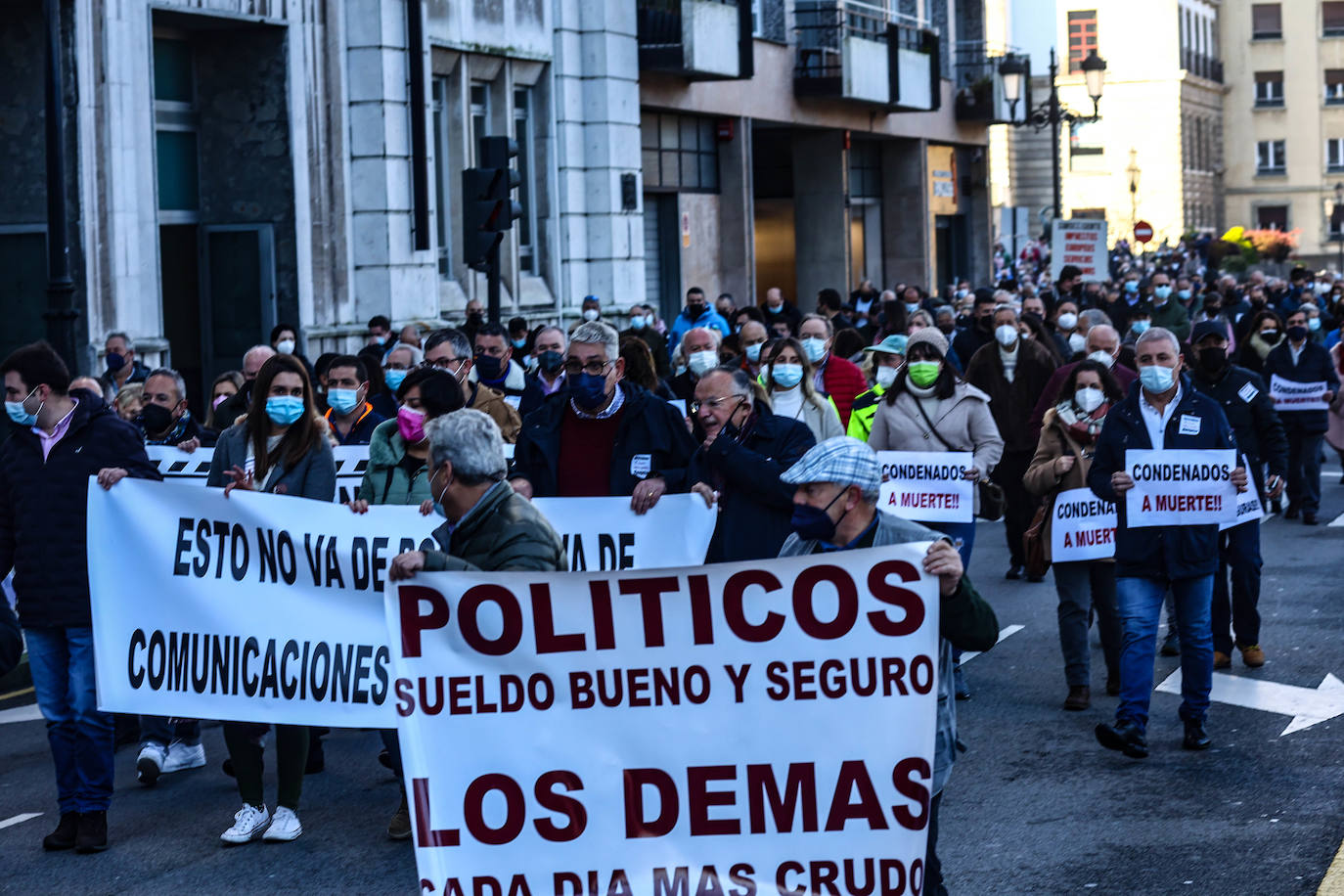 Unos 1.200 vecinos se congregaron en la Plaza de España de Oviedo para reclamar una mejora de las conexiones por carretera para sus concejos.