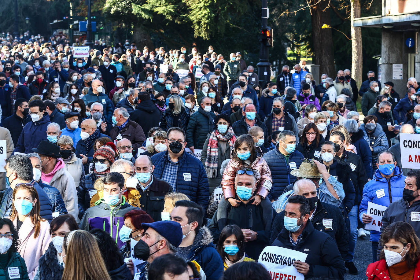 Unos 1.200 vecinos se congregaron en la Plaza de España de Oviedo para reclamar una mejora de las conexiones por carretera para sus concejos.