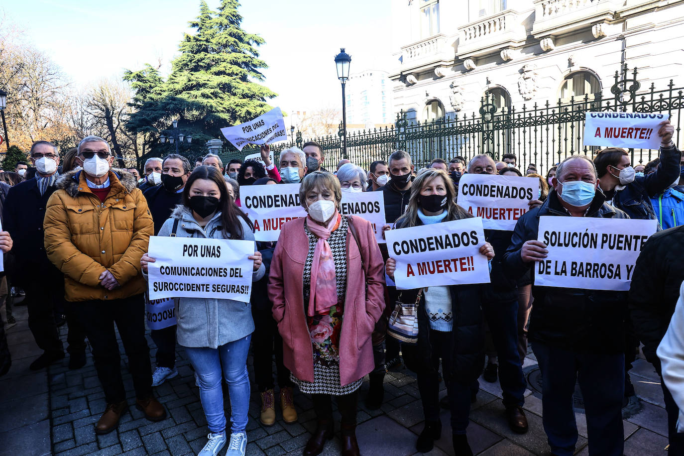 Unos 1.200 vecinos se congregaron en la Plaza de España de Oviedo para reclamar una mejora de las conexiones por carretera para sus concejos.