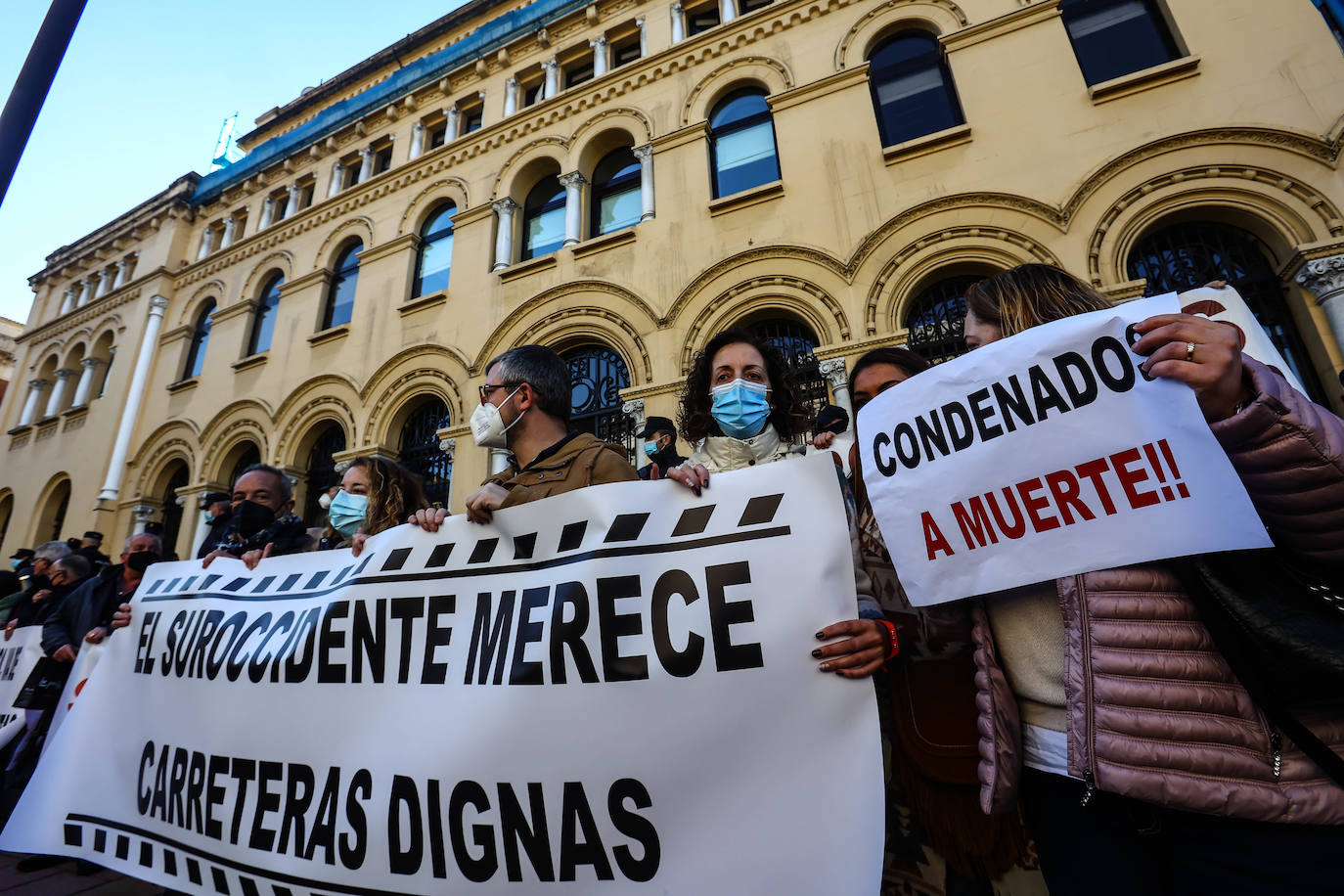 Unos 1.200 vecinos se congregaron en la Plaza de España de Oviedo para reclamar una mejora de las conexiones por carretera para sus concejos.