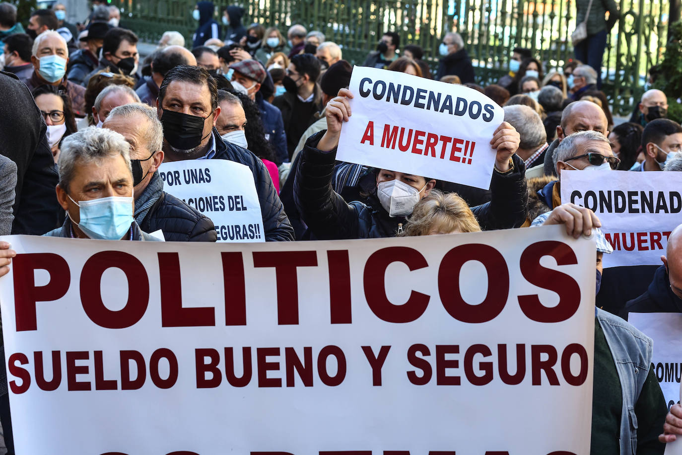 Unos 1.200 vecinos se congregaron en la Plaza de España de Oviedo para reclamar una mejora de las conexiones por carretera para sus concejos.