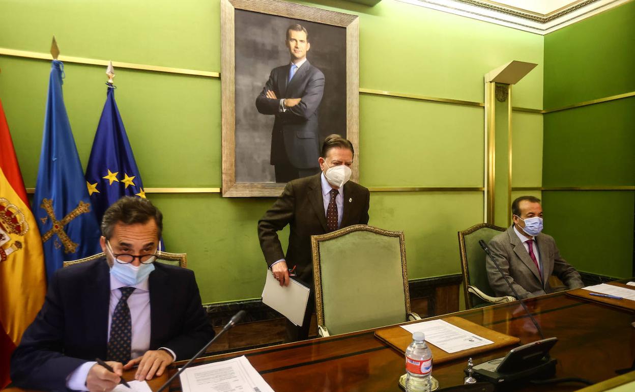 El alcalde Alfredo Canteli en un pleno del Ayuntamiento de Oviedo.