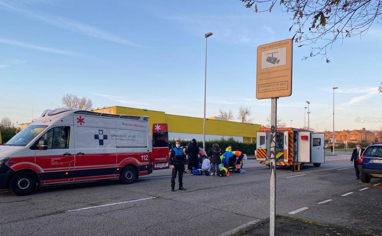 Sanitarios atienden a la mujer herida en La Fresneda. 