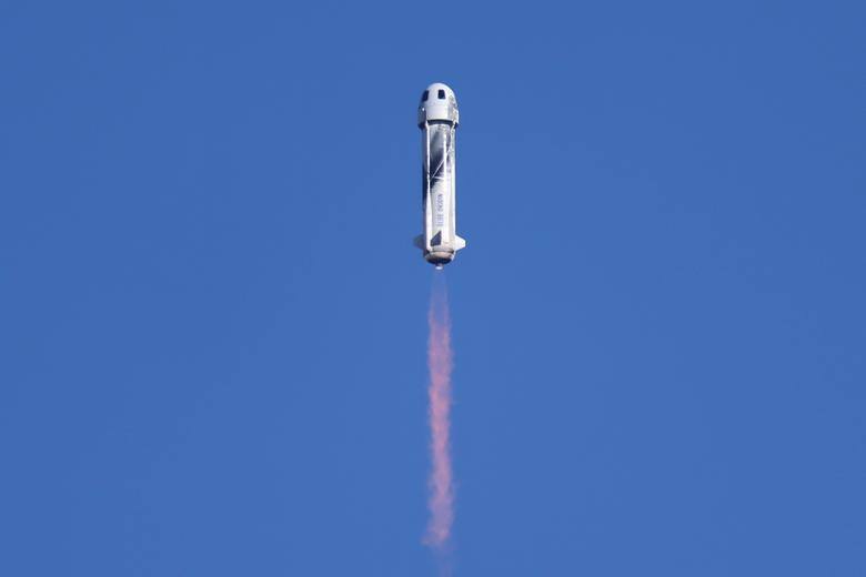 El cohete New Shepard de Blue Origin despega llevando al actor de Star Trek William Shatner, de 90 años, en el segundo vuelo turístico suborbital de la compañía del multimillonario Jeff Bezos cerca de Van Horn, Texas, el 13 de octubre de 2021.