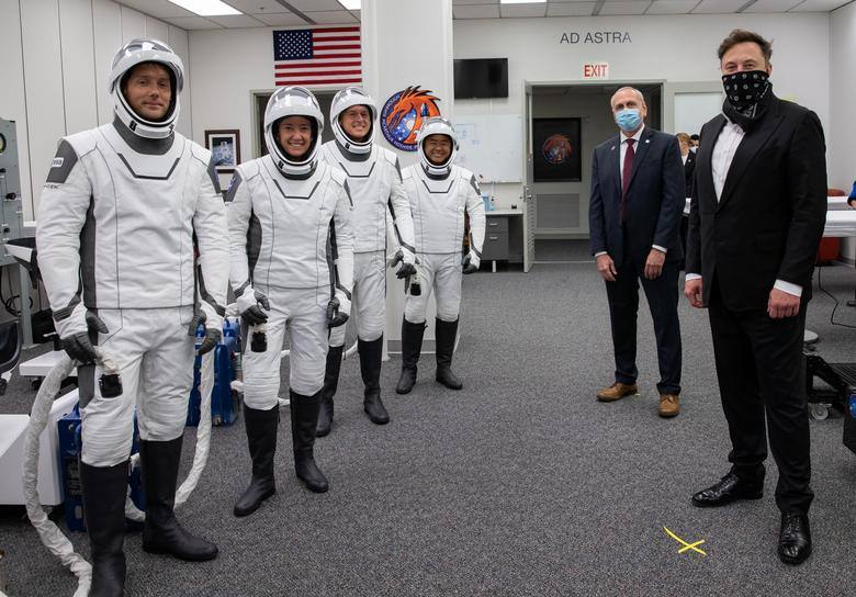 El CEO y fundador de SpaceX, Elon Musk, y el administrador interino de la NASA, Steve Jurczyk, visitan a Crew-2, dentro de la sala de trajes de la tripulación, antes el abordaje del cohete SpaceX Falcon 9 en Cabo Cañaveral, Florida, el 23 de abril.