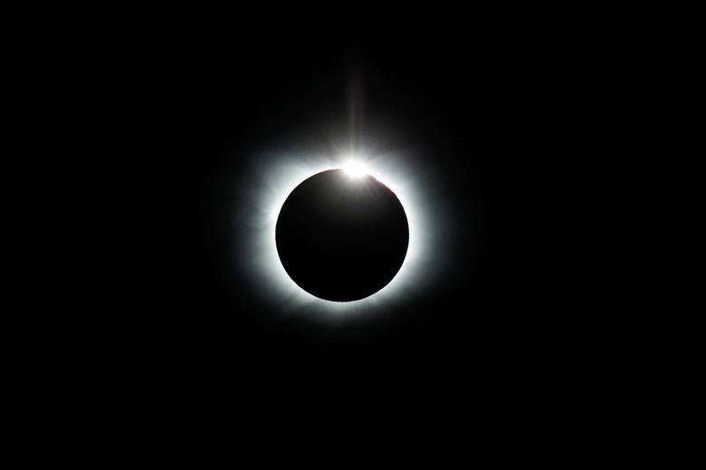 Un eclipse solar es visto desde la estación polar científica 'Glaciar Unión' en la Antártida, en territorio chileno, 4 de diciembre.