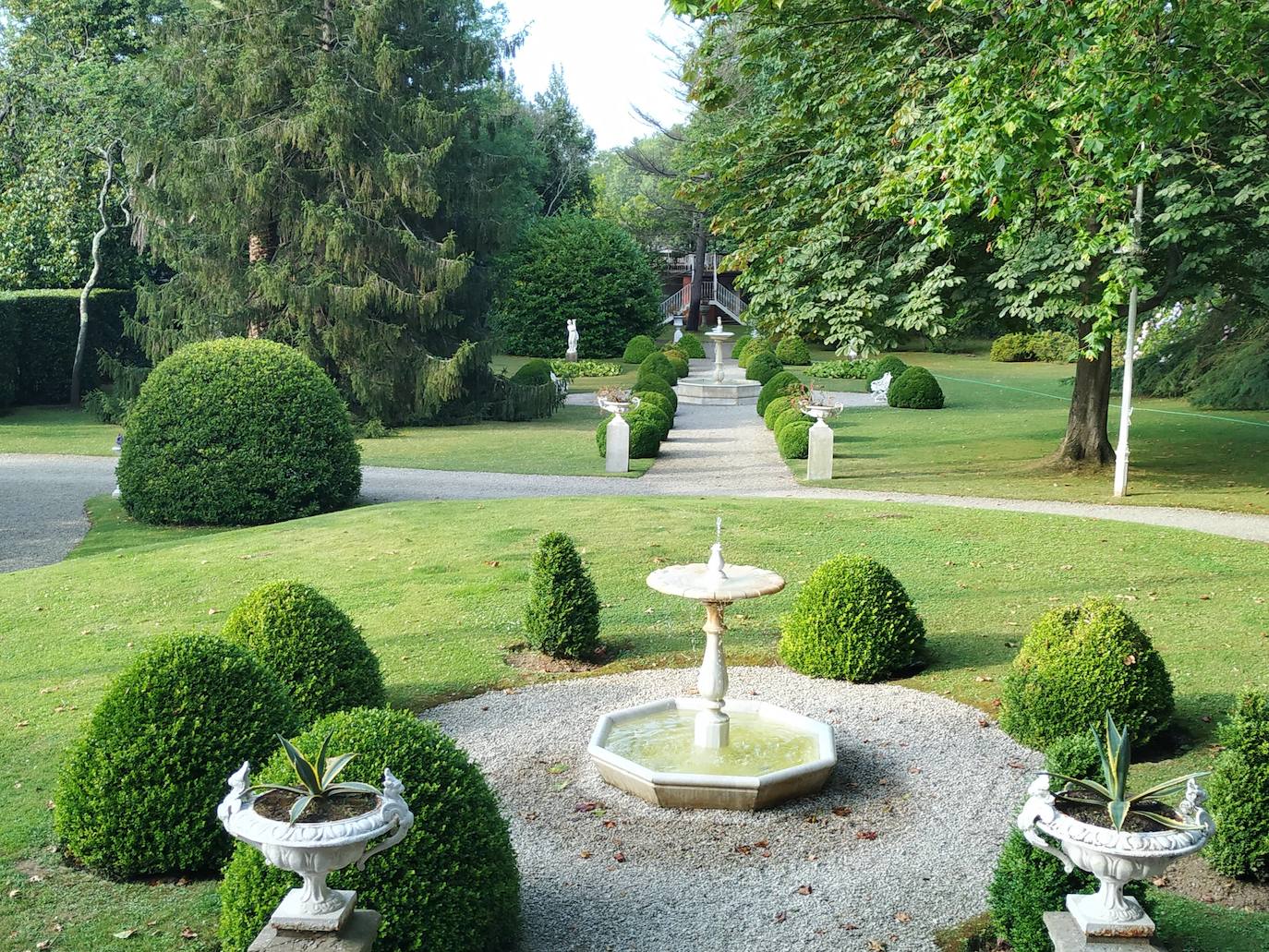 La configuración del jardín se establece a partir de unos enormes e irregulares parterres, impuestos por una red caminera sinuosa de grijo para favorecer el drenaje. Desde la imponente puerta principal se accede a través de un pasillo orlado por bojes donde nos saludan sus dos míticos leones blancos que fueron traídos de un palacio de Cáceres y a sus pies se disponen sendos parterres circulares que se hermosean con flores de temporada.