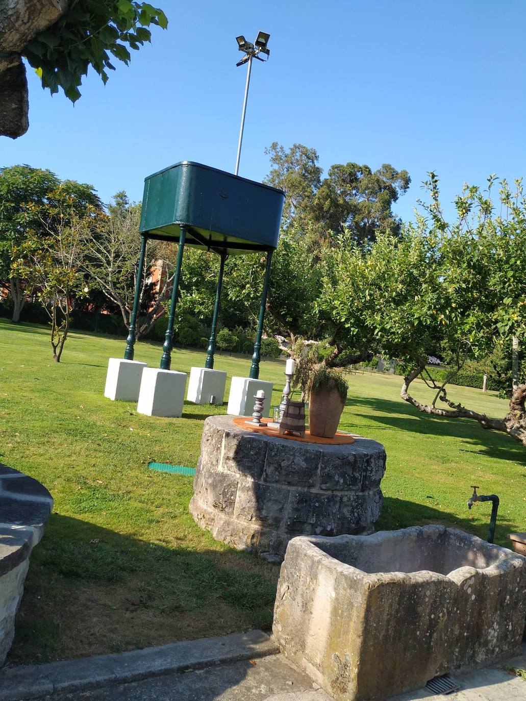 La configuración del jardín se establece a partir de unos enormes e irregulares parterres, impuestos por una red caminera sinuosa de grijo para favorecer el drenaje. Desde la imponente puerta principal se accede a través de un pasillo orlado por bojes donde nos saludan sus dos míticos leones blancos que fueron traídos de un palacio de Cáceres y a sus pies se disponen sendos parterres circulares que se hermosean con flores de temporada.