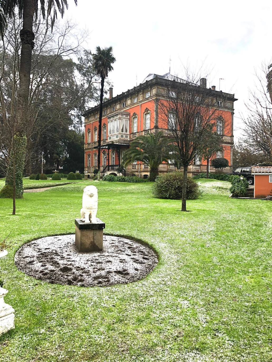 La configuración del jardín se establece a partir de unos enormes e irregulares parterres, impuestos por una red caminera sinuosa de grijo para favorecer el drenaje. Desde la imponente puerta principal se accede a través de un pasillo orlado por bojes donde nos saludan sus dos míticos leones blancos que fueron traídos de un palacio de Cáceres y a sus pies se disponen sendos parterres circulares que se hermosean con flores de temporada.