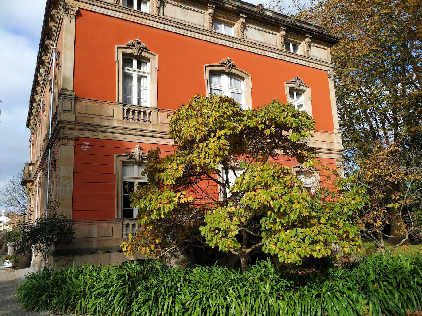 La configuración del jardín se establece a partir de unos enormes e irregulares parterres, impuestos por una red caminera sinuosa de grijo para favorecer el drenaje. Desde la imponente puerta principal se accede a través de un pasillo orlado por bojes donde nos saludan sus dos míticos leones blancos que fueron traídos de un palacio de Cáceres y a sus pies se disponen sendos parterres circulares que se hermosean con flores de temporada.