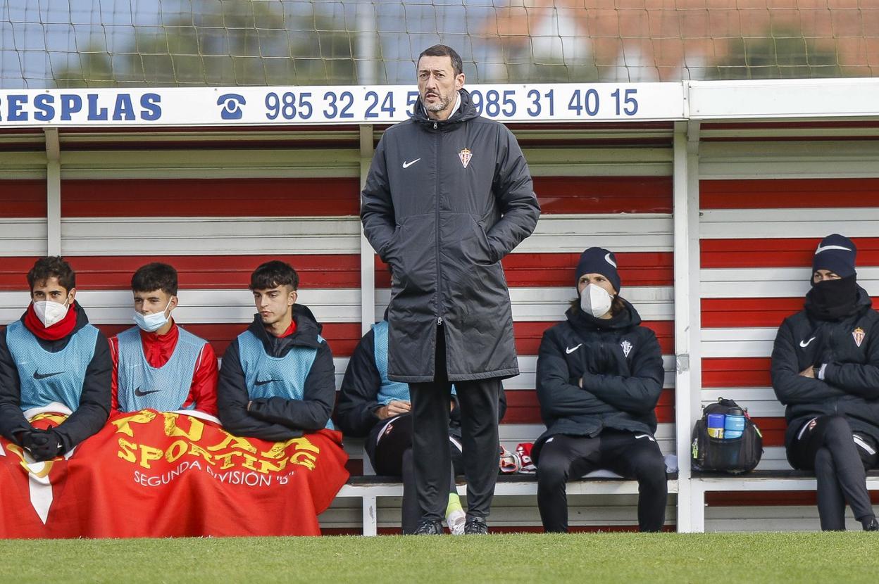 El banquillo del Sporting B, durante uno de los duelos recientes en Mareo. 