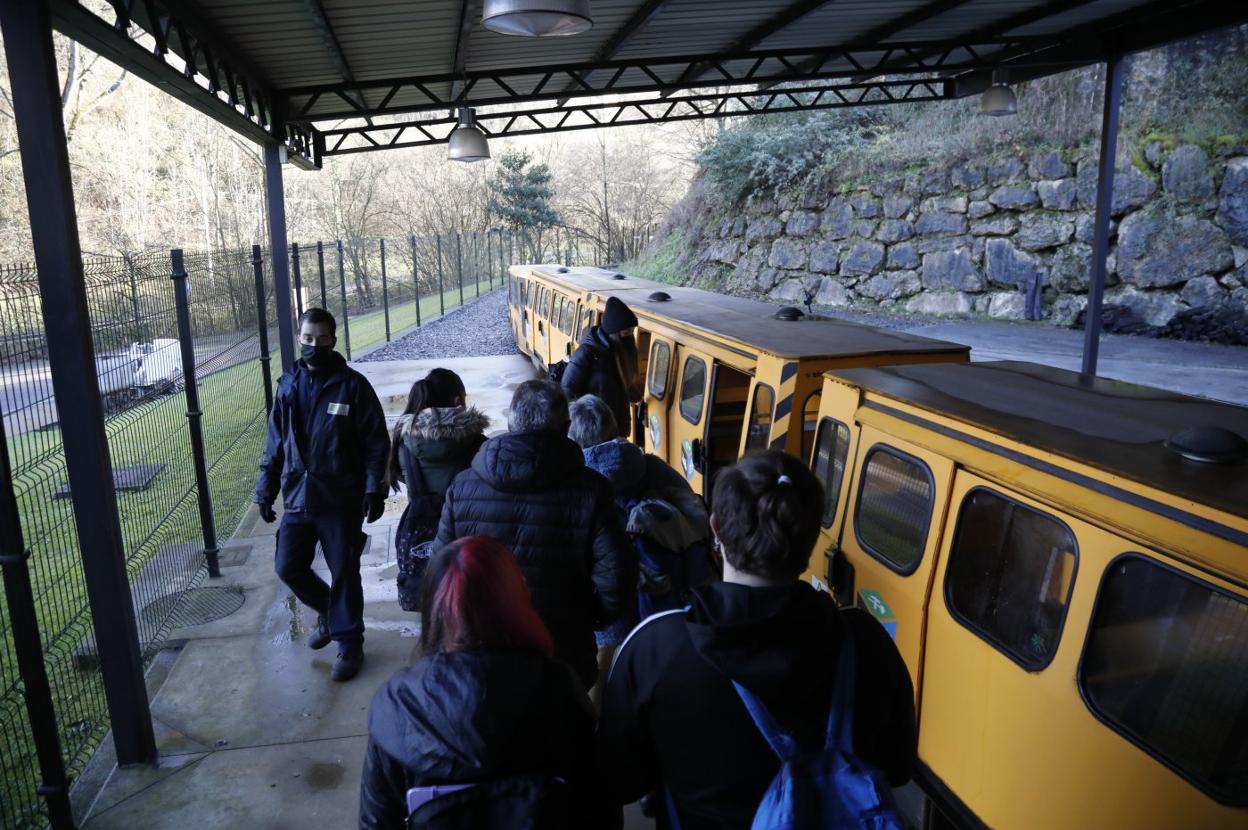 El primer tren de la tarde partió a las tres menos cinco con estudiantes y trabajadores. 