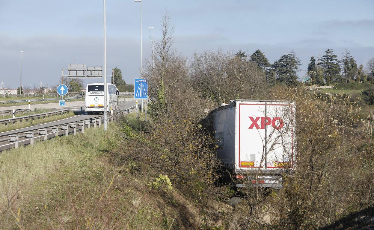 El camión accidentado en la salida hacia Tremañes de la 'Y'. 
