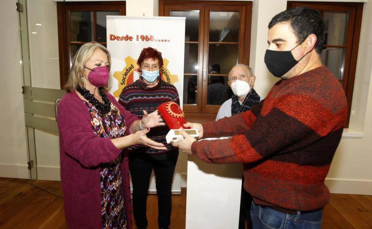 Pedro Roldán entrega el premio a Blanca Cañeda.