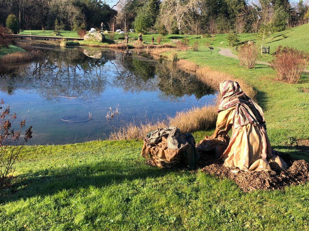 El Botánico celebra la Navidad con 22 días de acceso gratuito durante los cuales se podrá visitar el Belén Monumental Ciudad de Gijón, obra del artista Miguel Álvarez 'El Ponticu', que estará instalado en el bioma boreal americano a iniciativa de la Asociación Belenista de Gijón.