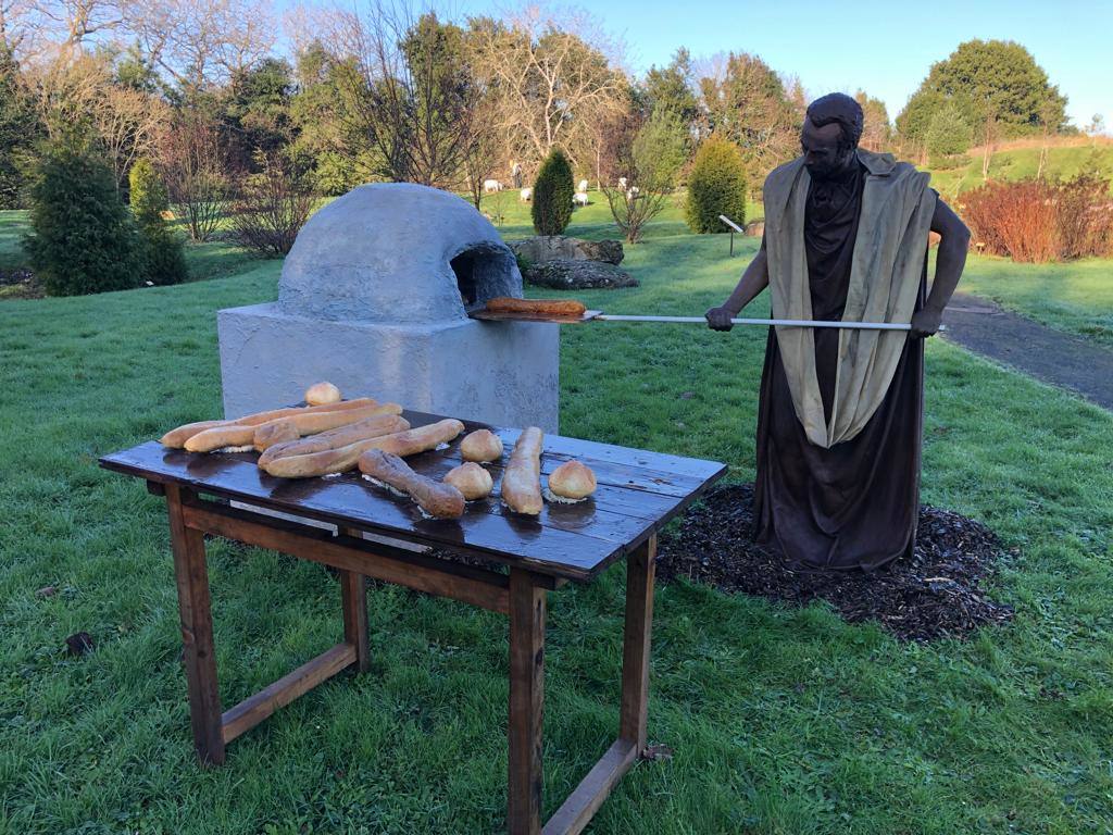 El Botánico celebra la Navidad con 22 días de acceso gratuito durante los cuales se podrá visitar el Belén Monumental Ciudad de Gijón, obra del artista Miguel Álvarez 'El Ponticu', que estará instalado en el bioma boreal americano a iniciativa de la Asociación Belenista de Gijón.
