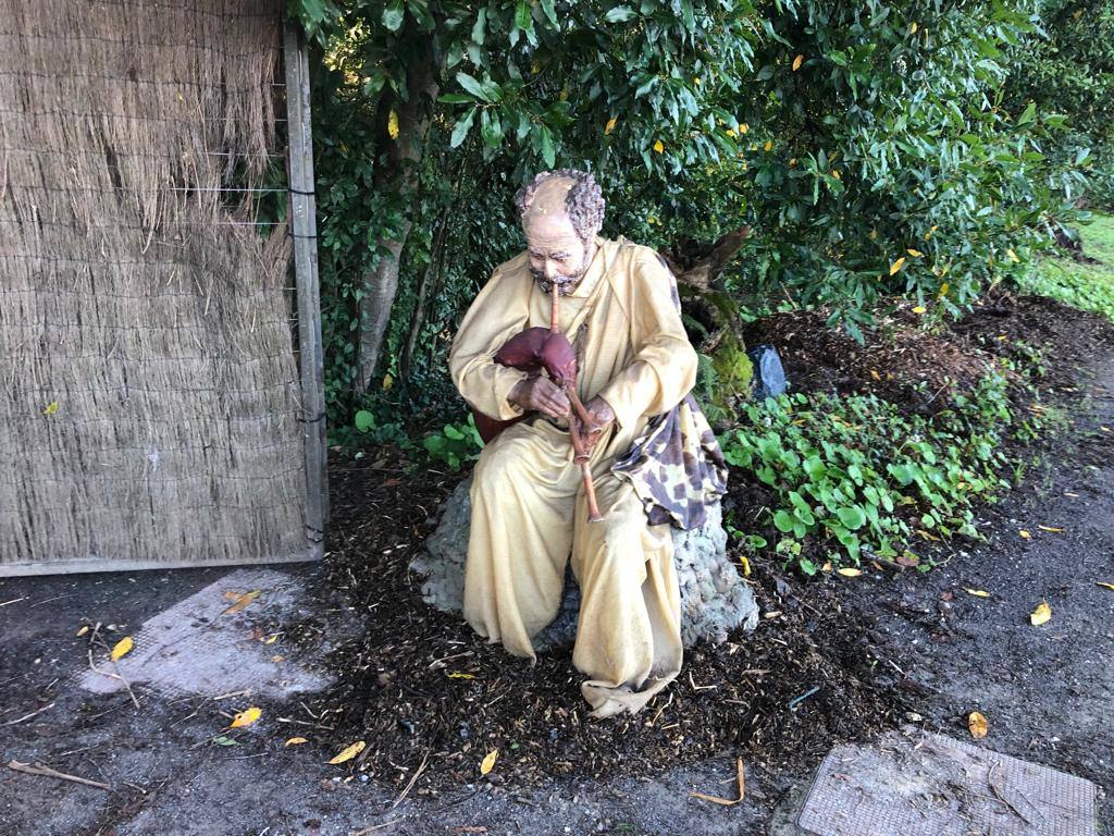 El Botánico celebra la Navidad con 22 días de acceso gratuito durante los cuales se podrá visitar el Belén Monumental Ciudad de Gijón, obra del artista Miguel Álvarez 'El Ponticu', que estará instalado en el bioma boreal americano a iniciativa de la Asociación Belenista de Gijón.