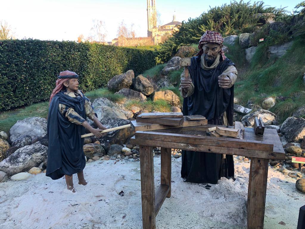 El Botánico celebra la Navidad con 22 días de acceso gratuito durante los cuales se podrá visitar el Belén Monumental Ciudad de Gijón, obra del artista Miguel Álvarez 'El Ponticu', que estará instalado en el bioma boreal americano a iniciativa de la Asociación Belenista de Gijón.