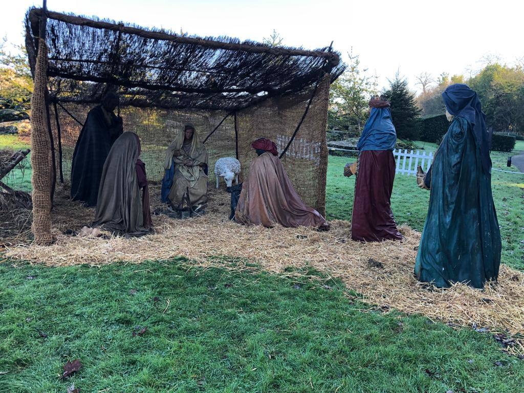 El Botánico celebra la Navidad con 22 días de acceso gratuito durante los cuales se podrá visitar el Belén Monumental Ciudad de Gijón, obra del artista Miguel Álvarez 'El Ponticu', que estará instalado en el bioma boreal americano a iniciativa de la Asociación Belenista de Gijón.