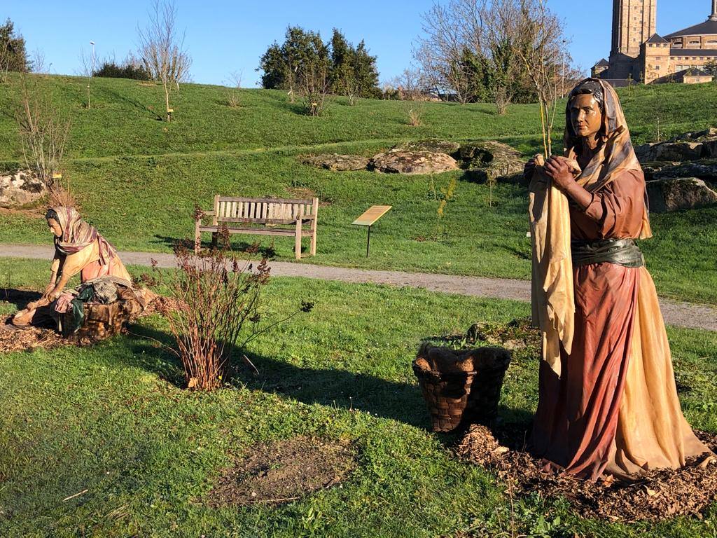 El Botánico celebra la Navidad con 22 días de acceso gratuito durante los cuales se podrá visitar el Belén Monumental Ciudad de Gijón, obra del artista Miguel Álvarez 'El Ponticu', que estará instalado en el bioma boreal americano a iniciativa de la Asociación Belenista de Gijón.