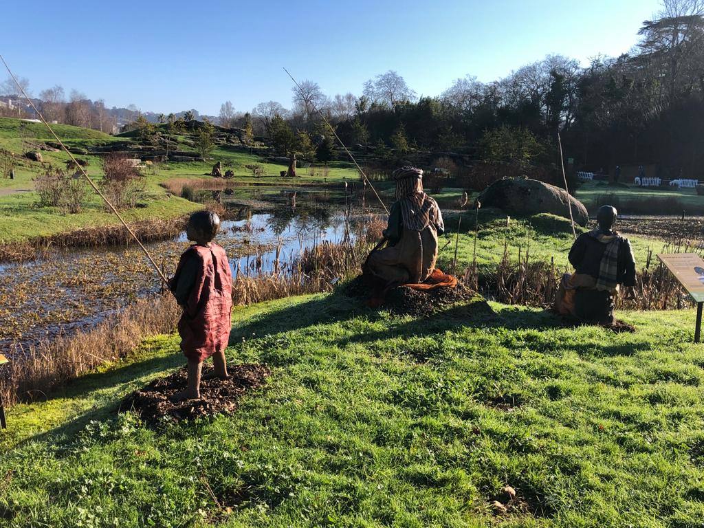 El Botánico celebra la Navidad con 22 días de acceso gratuito durante los cuales se podrá visitar el Belén Monumental Ciudad de Gijón, obra del artista Miguel Álvarez 'El Ponticu', que estará instalado en el bioma boreal americano a iniciativa de la Asociación Belenista de Gijón.