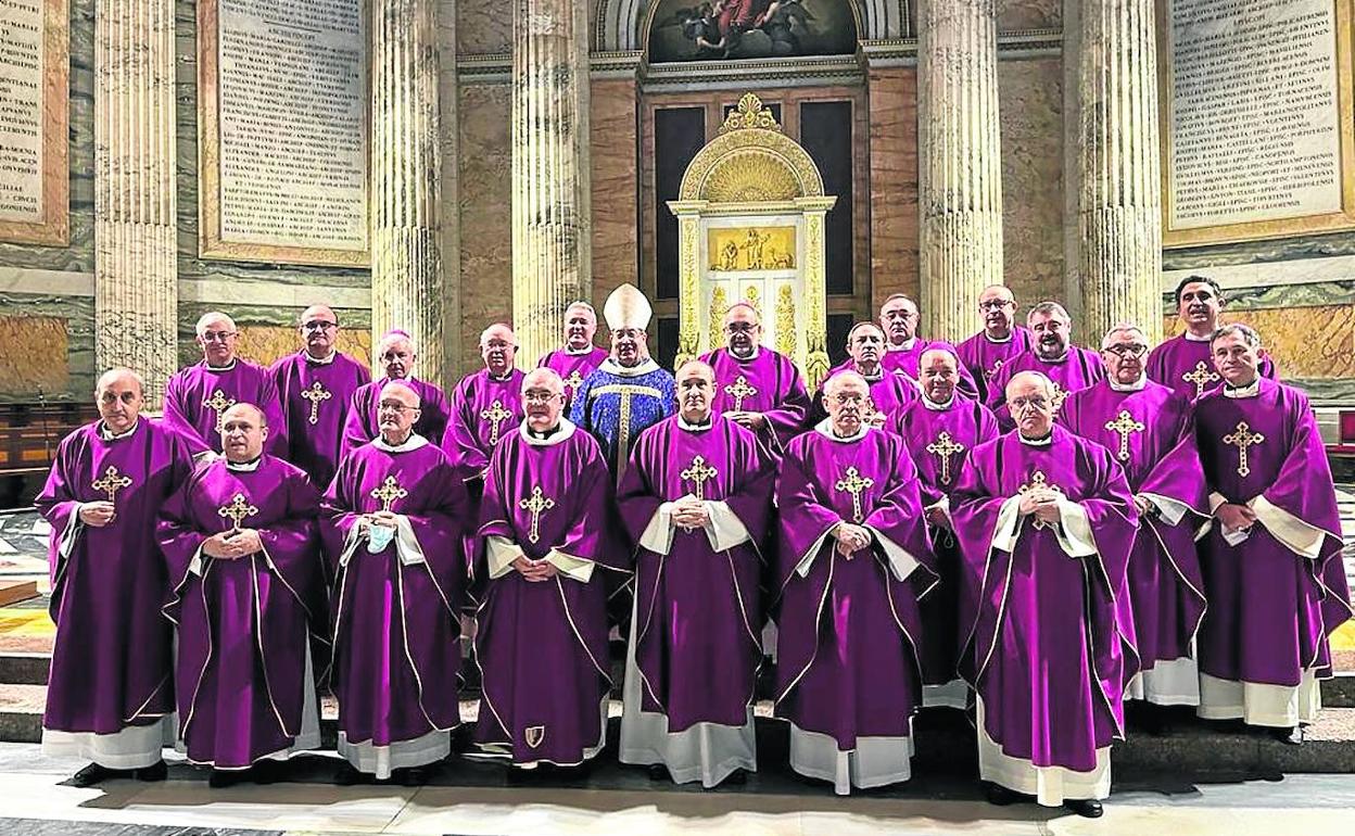 Parte del grupo de obispos del que forma parte el arzobispo de Oviedo en la visita 'ad limina' al Papa, ayer, en la basílica de San Pablo Extramuros, tras la misa que celebraron bajo la dirección, esta vez, del arzobispo de Pamplona y Tudela, Francisco Pérez (con mitra y casulla morada) .