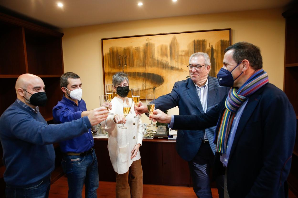De izquierda a derecha, el edil gijonés Santos Tejón, el avilesino Manuel Campa, la coordinadora de AsturiasInnova+, Cristina Tuero; su director, José María Urbano, y el concejal ovetense Javier Cuesta, brindan por el nuevo año en la hemeroteca de EL COMERCIO. 