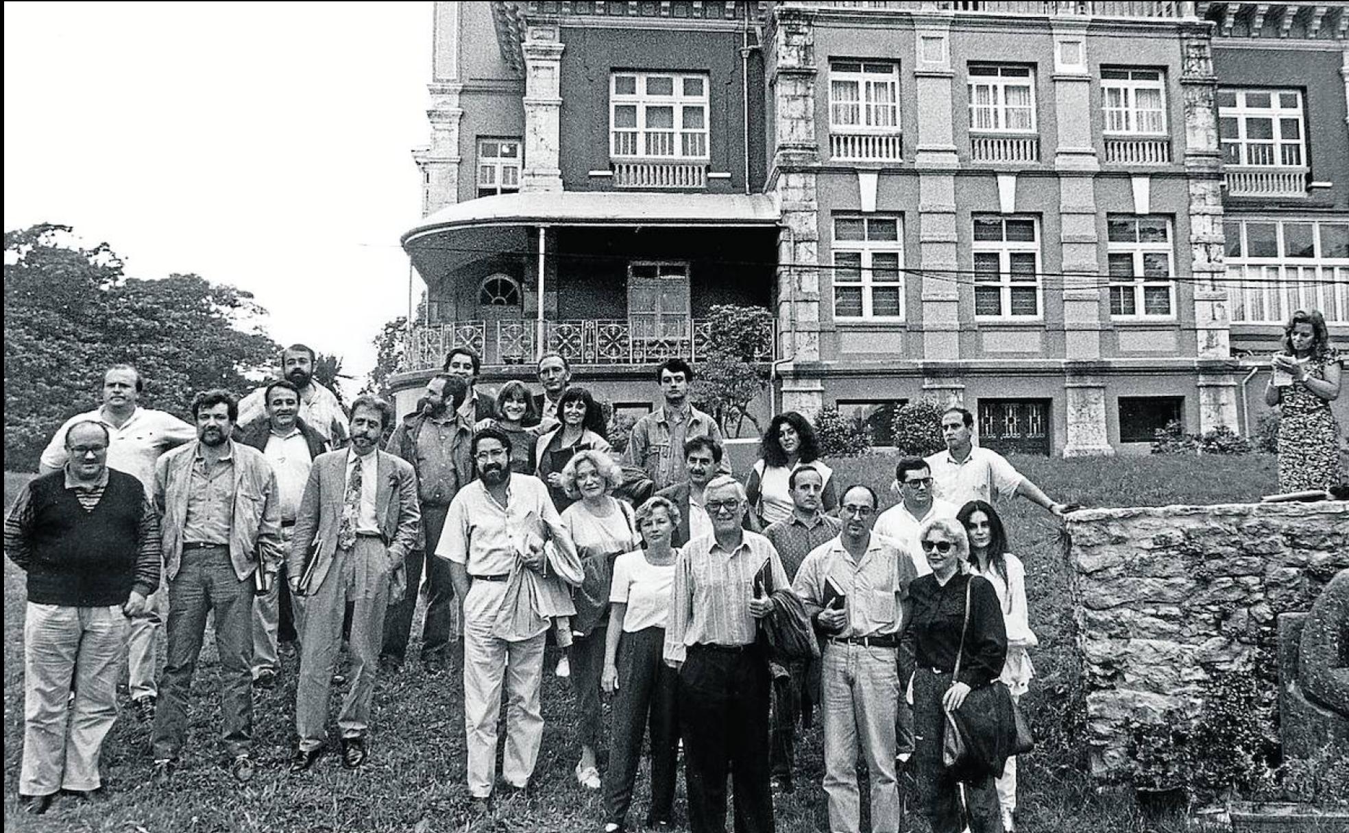 El grupo de escritores de los Encuentros de Verines de 1992, en Colombres, entre los que están Luis García Montero y Almudena Grandes